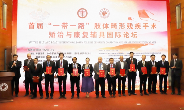 刘军、秦泗河为11位研究院特聘专家和2位研究院技术顾问颁发聘书