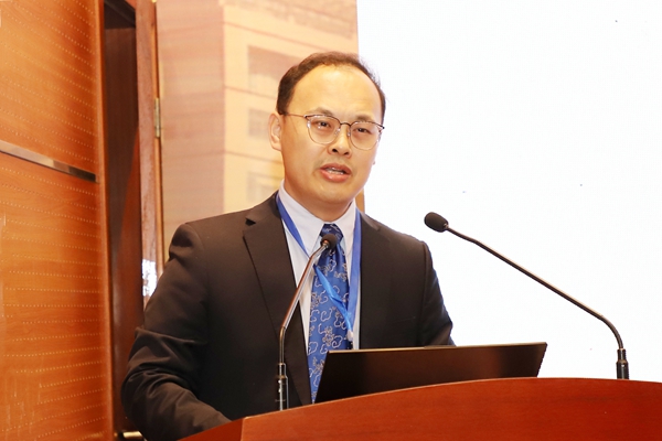 国家康复辅具研究中心附属康复医院矫形外科副主任臧建成介绍《Lower Limb Deformities》（下肢畸形外科）英文专著由来