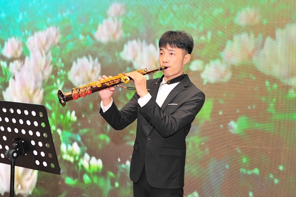 潍医在校学生演奏萨克斯乐曲《茉莉花》
