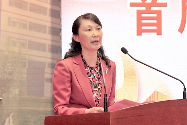 院长管英俊致欢迎辞