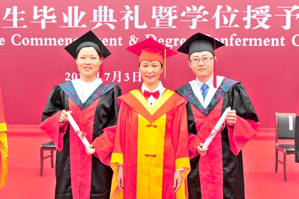 校学位评定委员会主席、校长管英俊为获得博士学位的毕业生授予学位、颁发证书