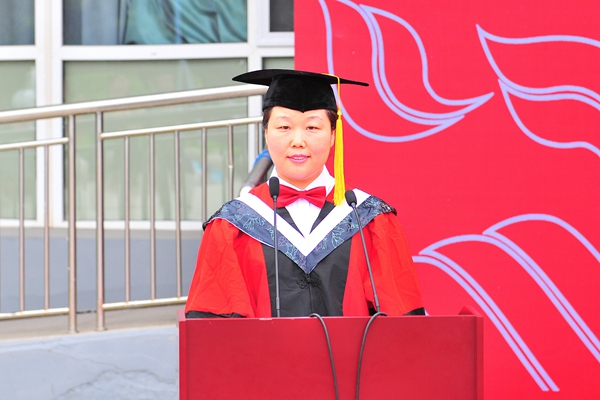 研究生导师代表张维芬教授发言