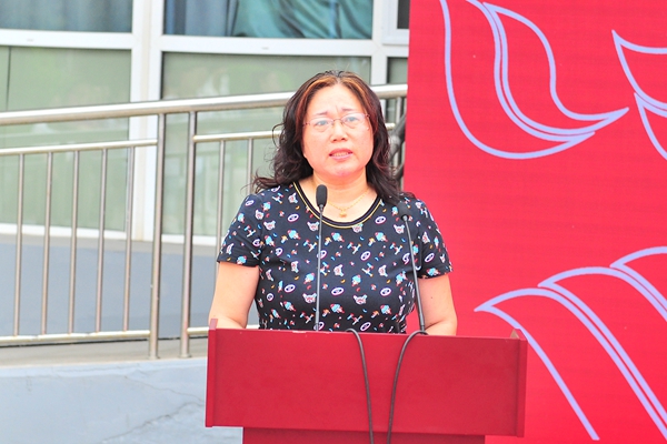 毕业生家属代表孙玉芬发言