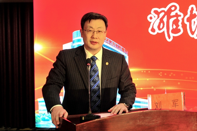 潍坊医学院副院长刘军主持仪式 潍坊医学院副院长刘军主持仪式