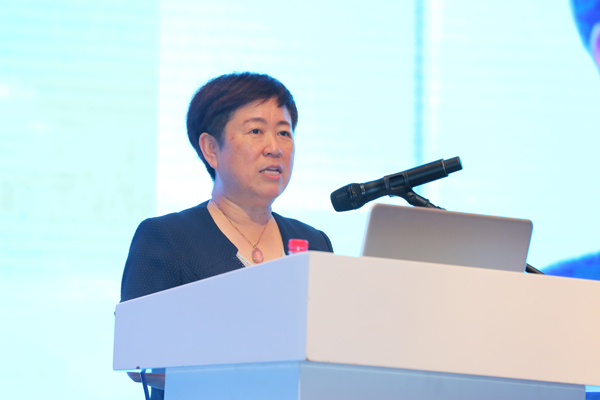 任春娥主持开幕式