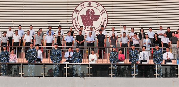 院领导为新生代表佩戴校徽