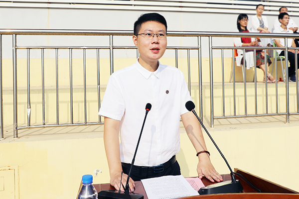 新生代表、博士研究生李秉航同学发言