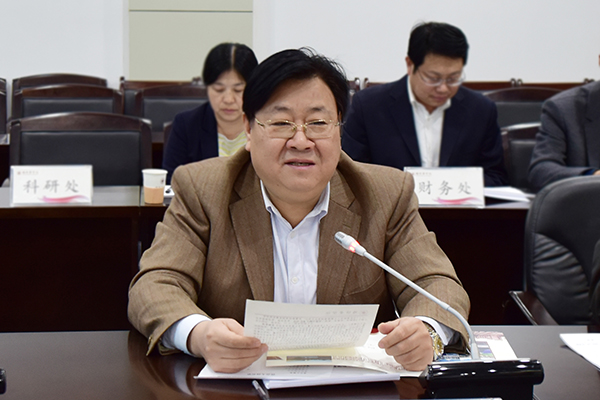 副校长孙宏伟主持座谈会
