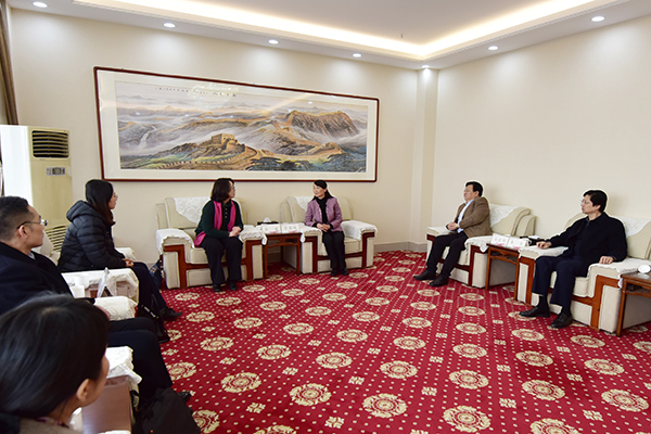 校领导会见李荣一行