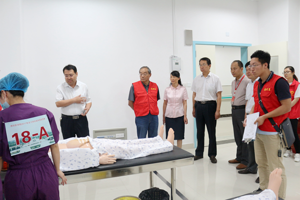 校领导管英俊、葛国文到比赛现场巡视指导