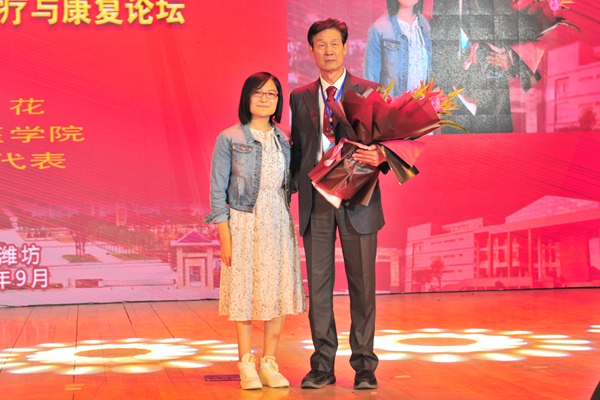 我校学生代表向秦泗河教授献花