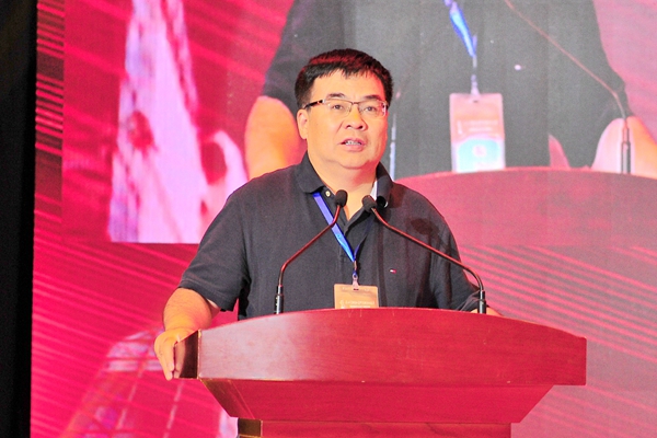 国家康复辅具研究中心主任樊瑜波教授致辞并作报告