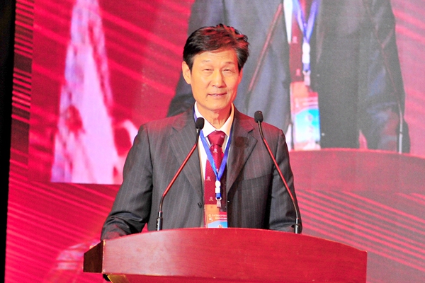 我校71级校友、北京校友会会长、国家康复医院矫形外科主任秦泗河教授讲话