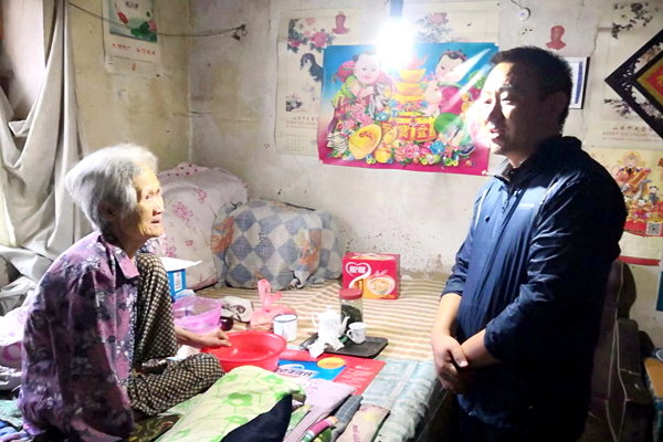 王坤看望独居老人 王坤看望独居老人