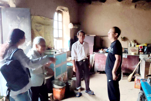 风雨中看望住在危房的老人 风雨中看望住在危房的老人