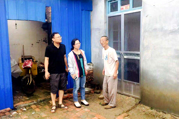 张立、李洪刚帮助村民检查房屋设施 张立、李洪刚帮助村民检查房屋设施