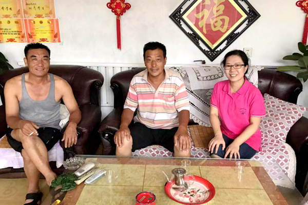 张立与村民探讨冬枣栽培技术 张立与村民探讨冬枣栽培技术