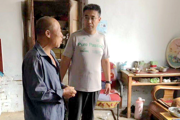 高凯到村民家走访 高凯到村民家走访