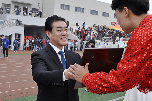 石增立为获奖运动员颁奖 石增立为获奖运动员颁奖