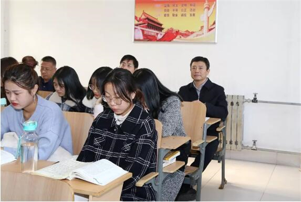 李明在教室与学生一起听课