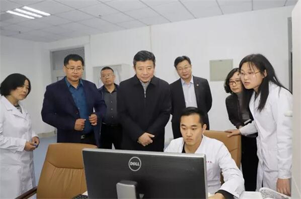 李明走访医学研究实验中心和医学动物实验中心