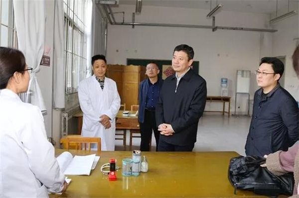 李明走访校医院