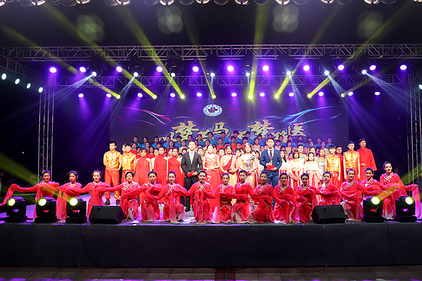 迎新晚会演员合影