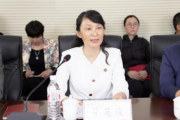 管英俊致欢迎辞