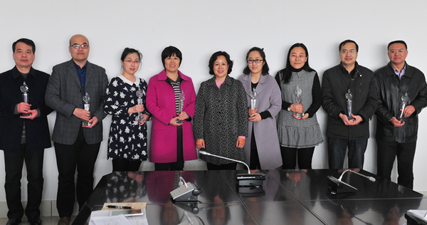 纪委书记田艳玲为我校教职工“最美家庭”代表颁奖 纪委书记田艳玲为我校教职工“最美家庭”代表颁奖