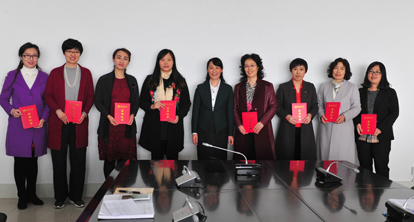 校长管英俊为我校“巾帼建功”先进个人颁奖 校长管英俊为我校“巾帼建功”先进个人颁奖