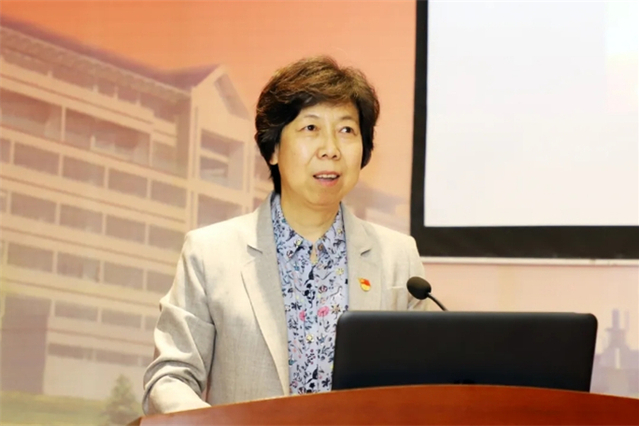 张潍华主持报告会