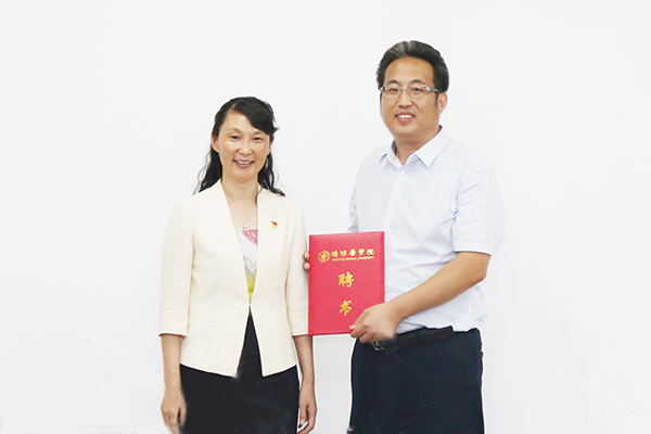 管英俊为研究院执行院长尹文强颁发聘书