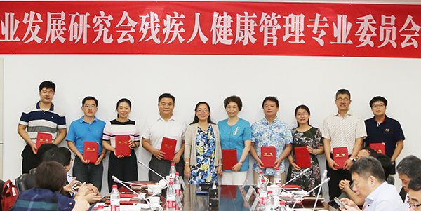 吕军为专业委员会委员颁发聘书