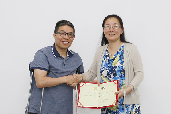 厉才茂为主任委员吕军颁发聘书