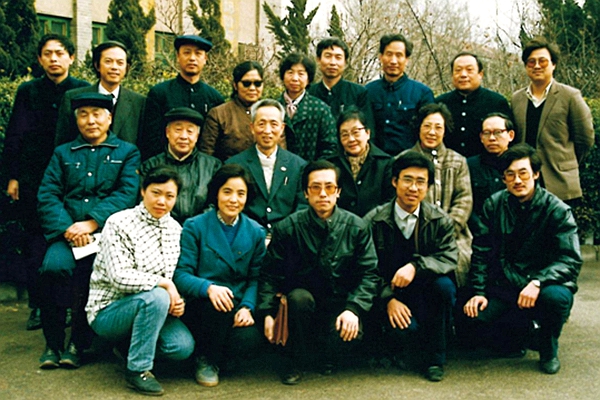 1986年潍坊医学院获眼科学硕士学位授予权，谢立信教授为首位硕士研究生导师，图为首届硕士研究生通过论文答辩毕业合影