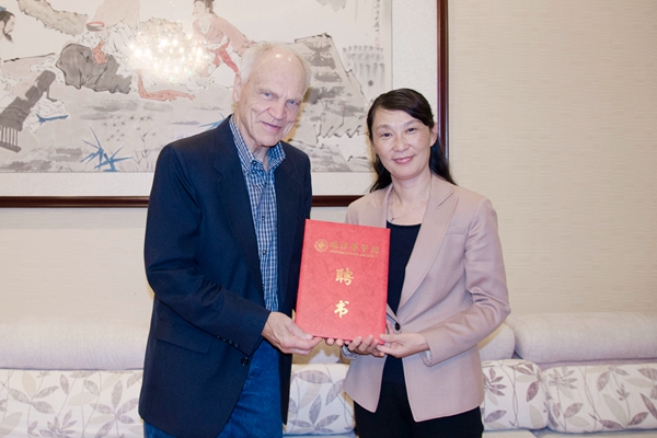 校长管英俊为Rune J. Simeonsson教授颁发聘书