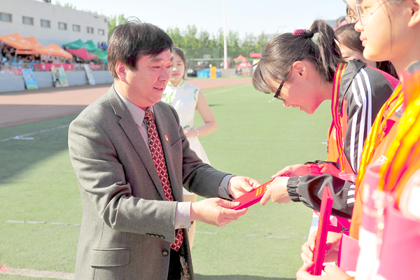 校党委书记李欣章为运动员颁奖