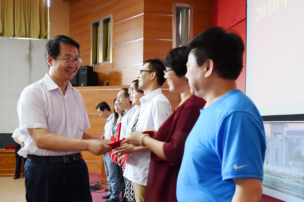 葛国文为获奖单位代表颁奖