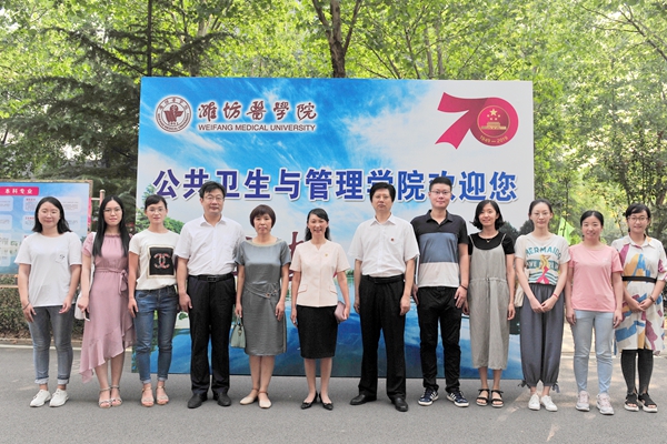 校领导与报到的博士研究生合影