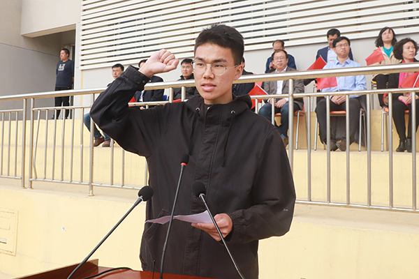 裁判员代表李伟强宣誓 裁判员代表李伟强宣誓