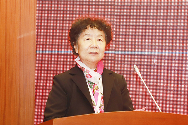 总裁判长、山东大学娄凤兰教授宣读比赛结果