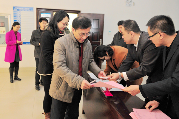 选民凭选举证领取选票 选民凭选举证领取选票