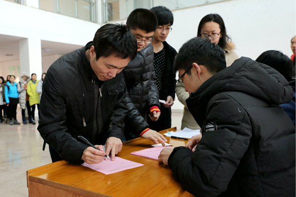 选民凭选举证领取选票 选民凭选举证领取选票