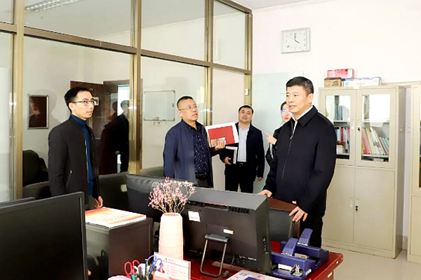 李明到学生处现场调研