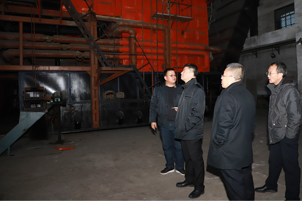 李明到学校换热站现场办公