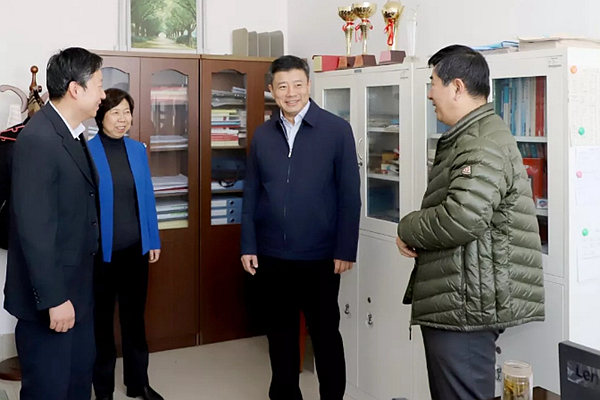 李明到工会、 妇女工作委员会和团委现场调研