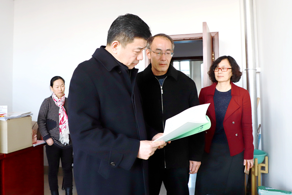 李明到学报编辑部现场办公