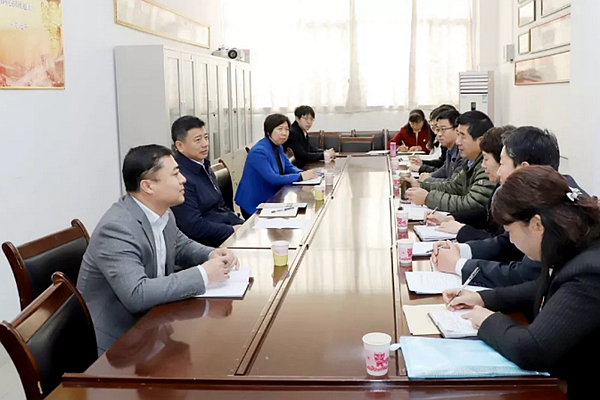 李明在工会、 妇女工作委员会和团委座谈交流