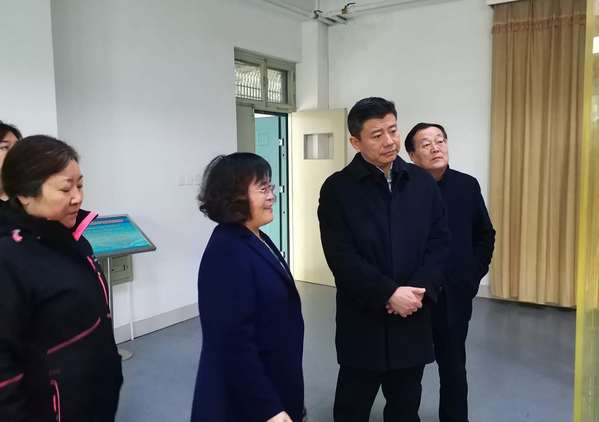 李明到生命科学馆现场办公