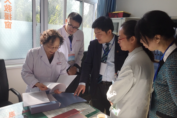 专家组查阅教学资料